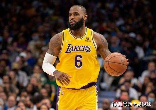 凡妮莎;柯比似乎穿的是高跟鞋，而强森的表情也没有那么轻松